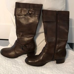 Born boots size 7.5. Dark brown. Never worn.